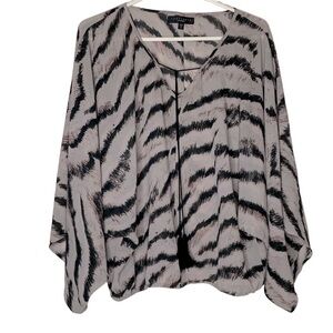 Sanctuary V neckline, kimono sleeve blouse. Size S h21